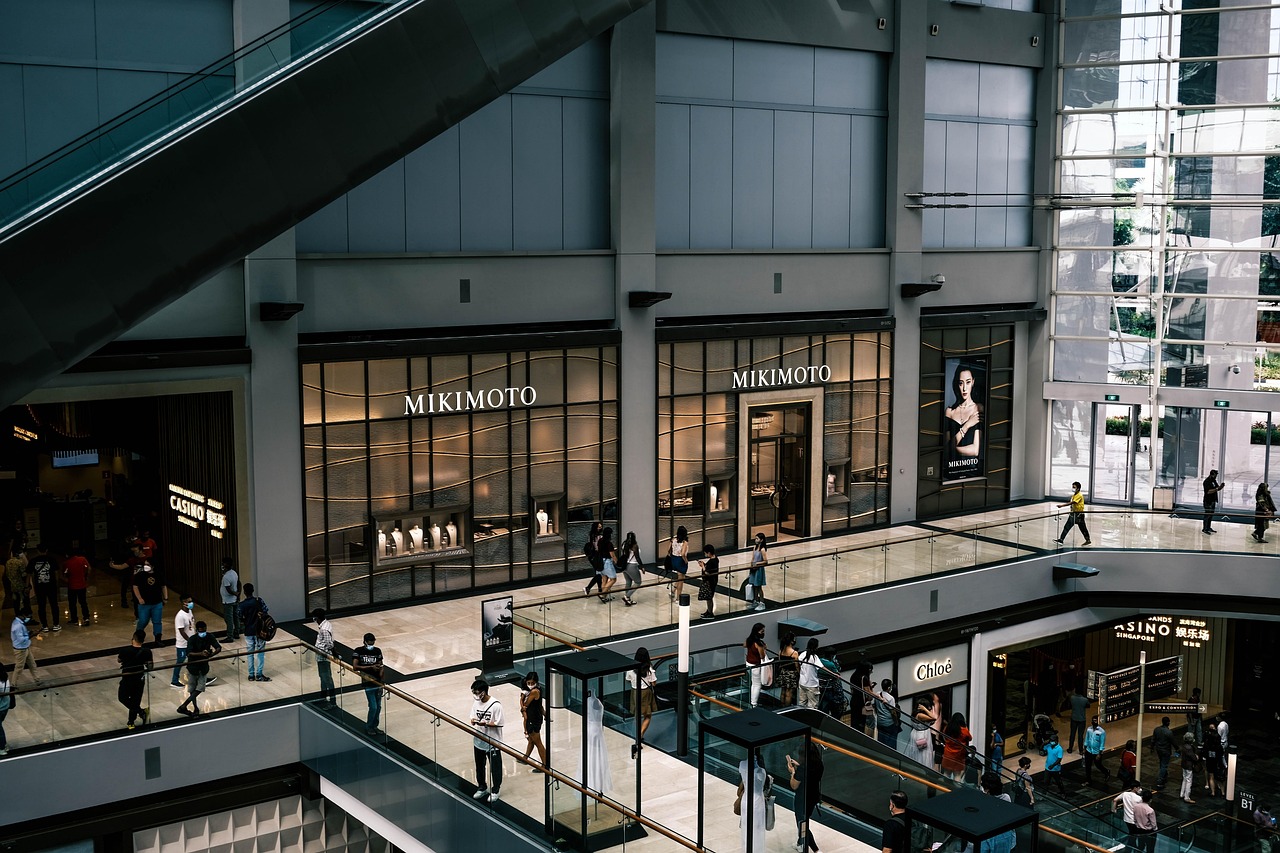 Retail shopping center with multiple tenant storefronts
